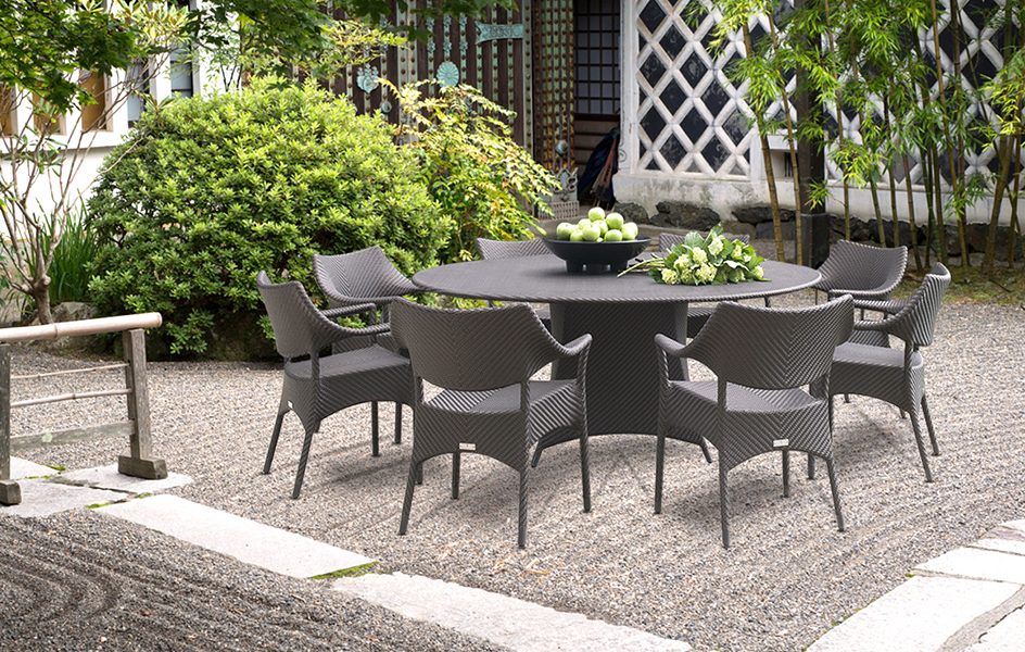 Loom Crafts Outdoor Garden Furniture A round table and chairs in a garden.